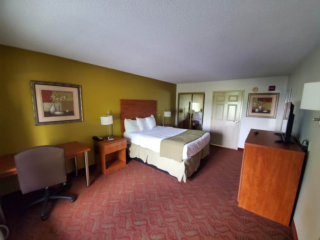 Baymont by Wyndham, Kentucky, Cave City, hotel room, queen bed, 