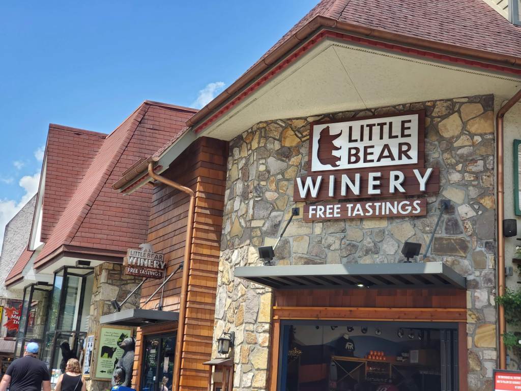 Little Bear Winery, Free Tastings, Gatlinburg, Tennessee, 