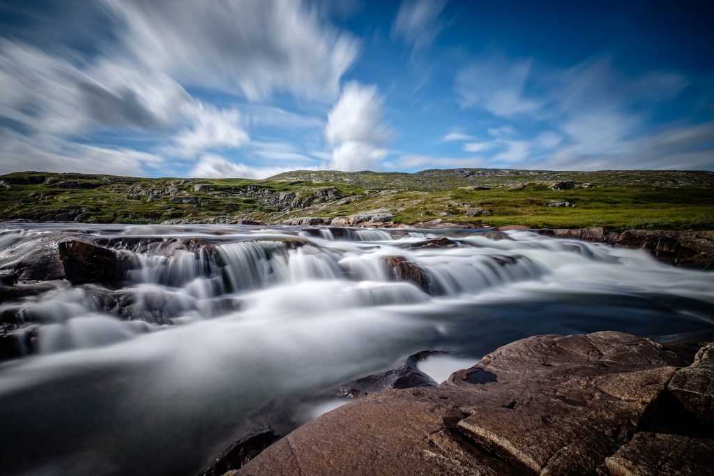 blurry clouds, smooth water, long exposure, photography, landscape,