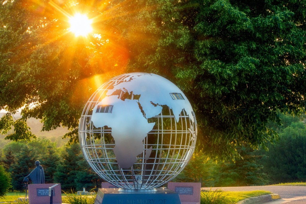 Globe, Sun light, reflect, war memorial, 